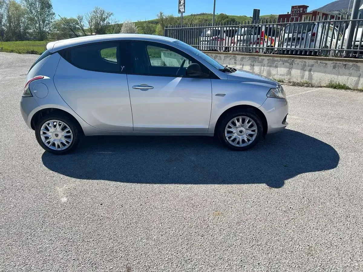 Usata Lancia Ypsilon Gold 69 CV (50 kW) 2014 Argento Utilitaria