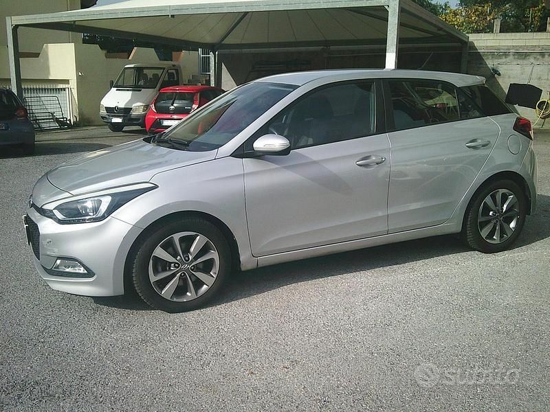 Usata Hyundai i20 Comfort 75 CV (55 kW) 2018 Argento Berlina