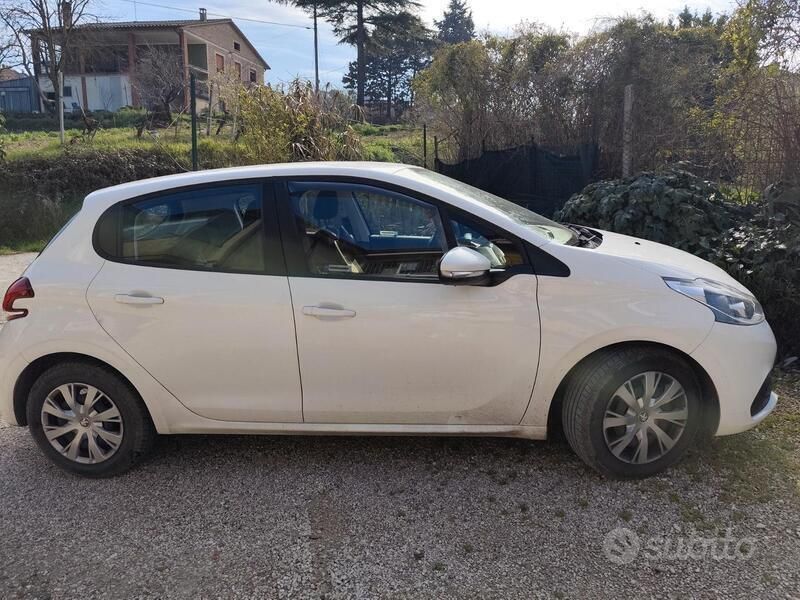 Usata Peugeot 208 102 CV (75 kW) 2019 Utilitaria