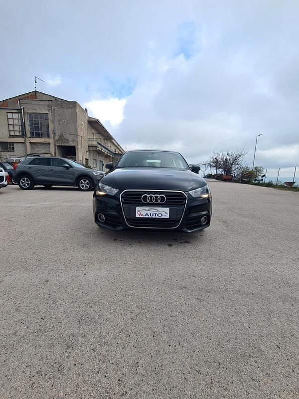 Nero Usata 2014 Audi A1 Ambition Due volumi | 9500 € (Buon prezzo) - Immagine 1/4