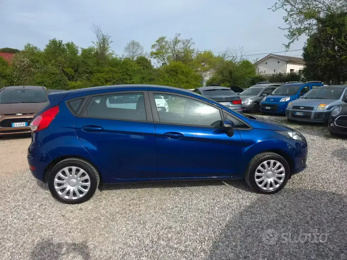 Second-hand Ford Fiesta 80 CP (58 kW) 2015 Albastru Hatchback