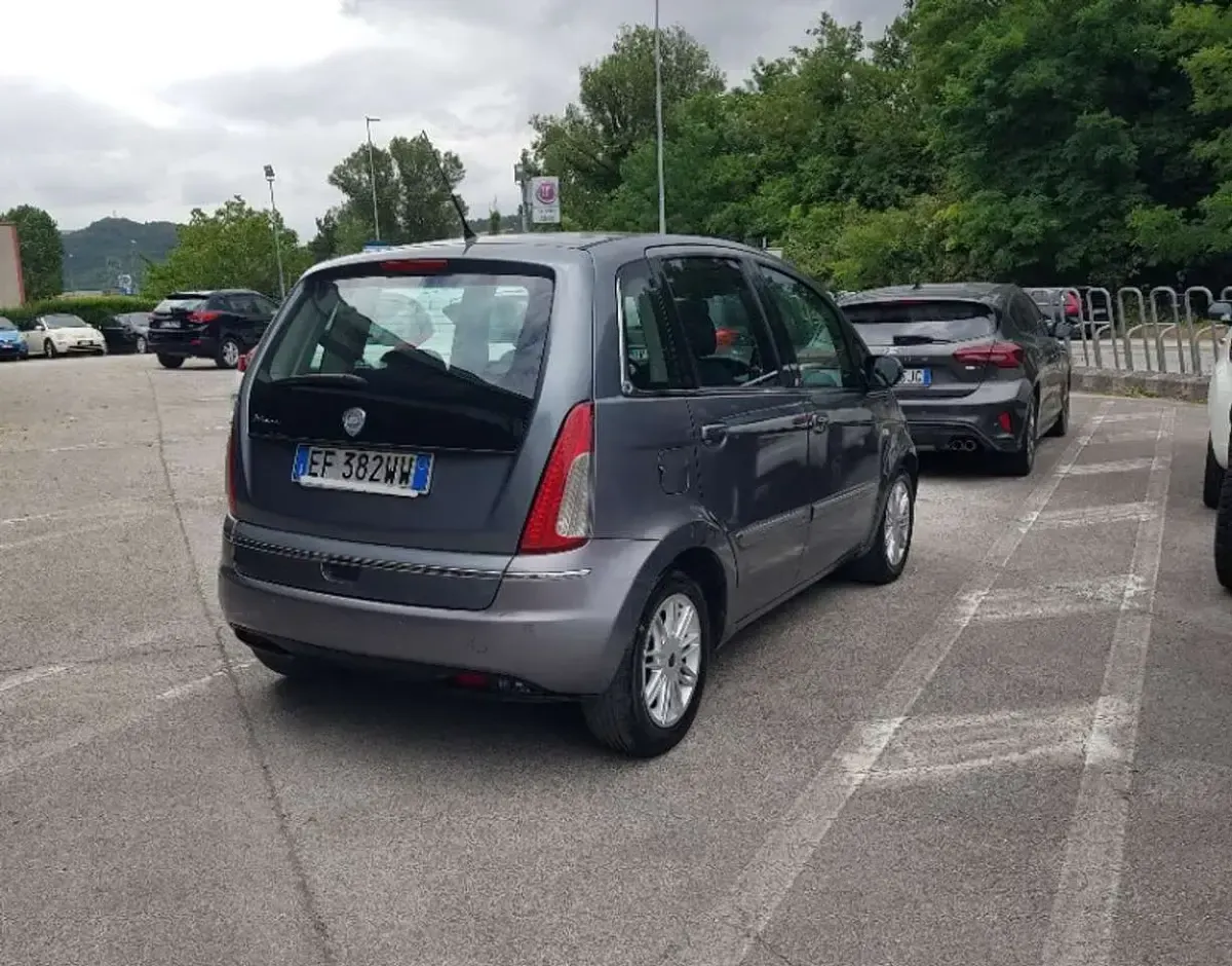 Usata Lancia Musa 95 CV (69 kW) 2010 Blu metallizzato Monovolume