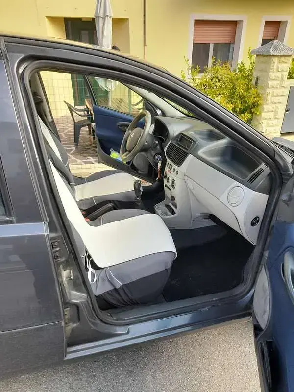 Usata Fiat Punto 69 CV (50 kW) 2004 Grigio Utilitaria
