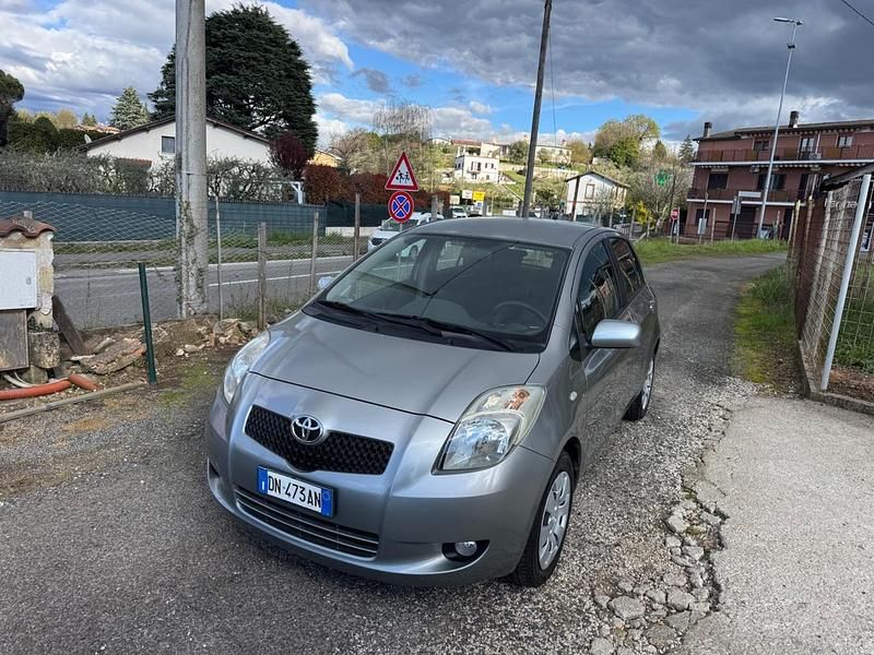 Usata Toyota Yaris 89 CV (65 kW) 2008 Grigio Utilitaria