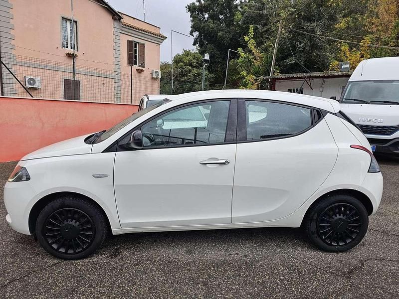 Usata Lancia Ypsilon Silver 69 CV (50 kW) 2022 Bianco Utilitaria