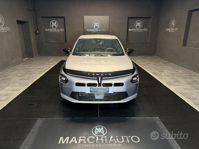 Usado Lancia Ypsilon 101 HP (74 kW) 2025 Cinzento Citadino