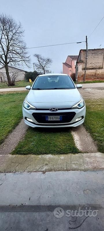 Usata Hyundai i20 Style 75 CV (55 kW) 2015 Bianco Utilitaria