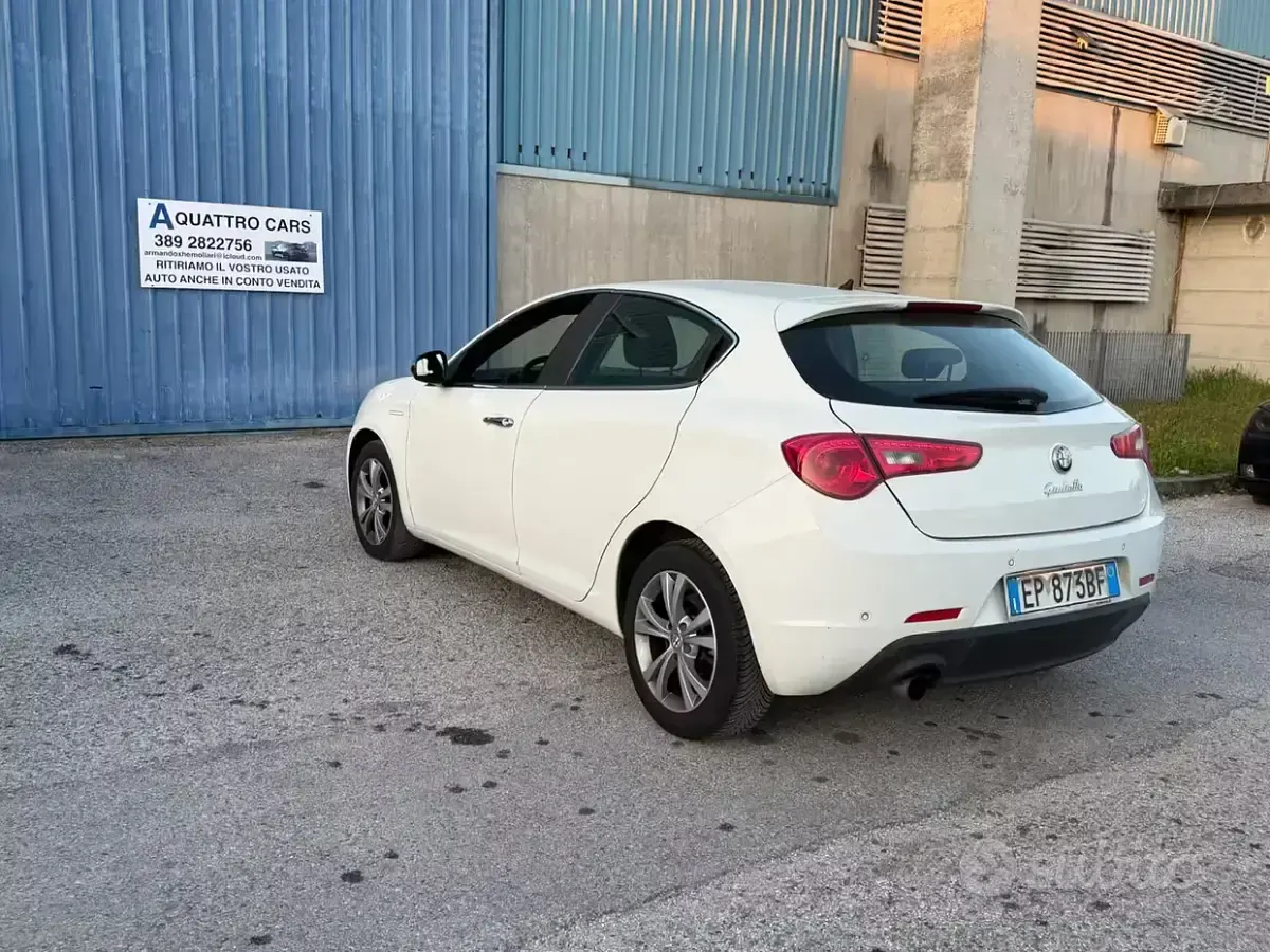 Second-hand Alfa Romeo Giulietta Progression 105 CP (77 kW) 2012 Alb Hatchback