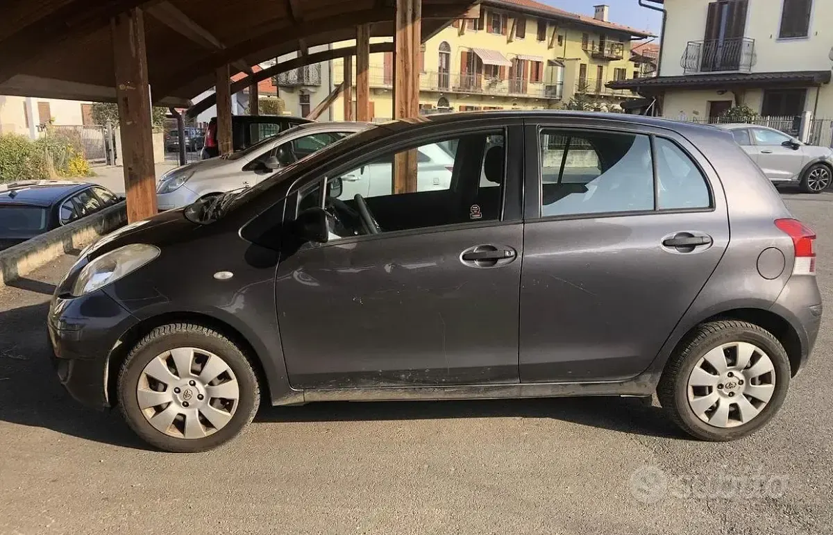 Usata Toyota Yaris 69 CV (50 kW) 2010 Grigio Utilitaria