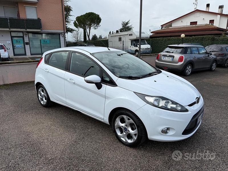 Usata Ford Fiesta Titanium 96 CV (70 kW) 2012 Bianco Utilitaria