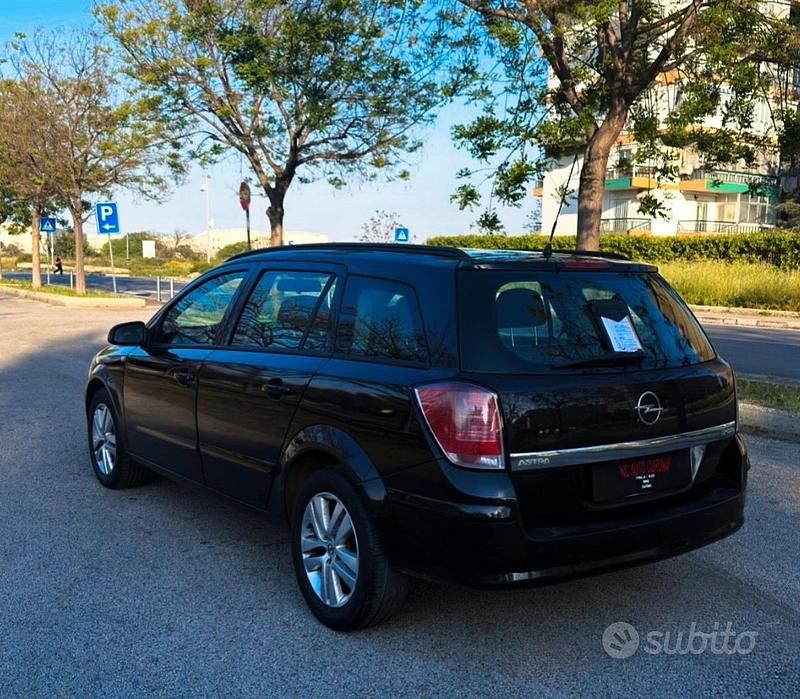 Usata Opel Astra 101 CV (74 kW) 2008 Nero Station wagon