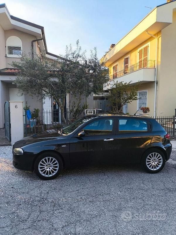 Usata Alfa Romeo 147 Distinctive 116 CV (85 kW) 2005 Nero Utilitaria