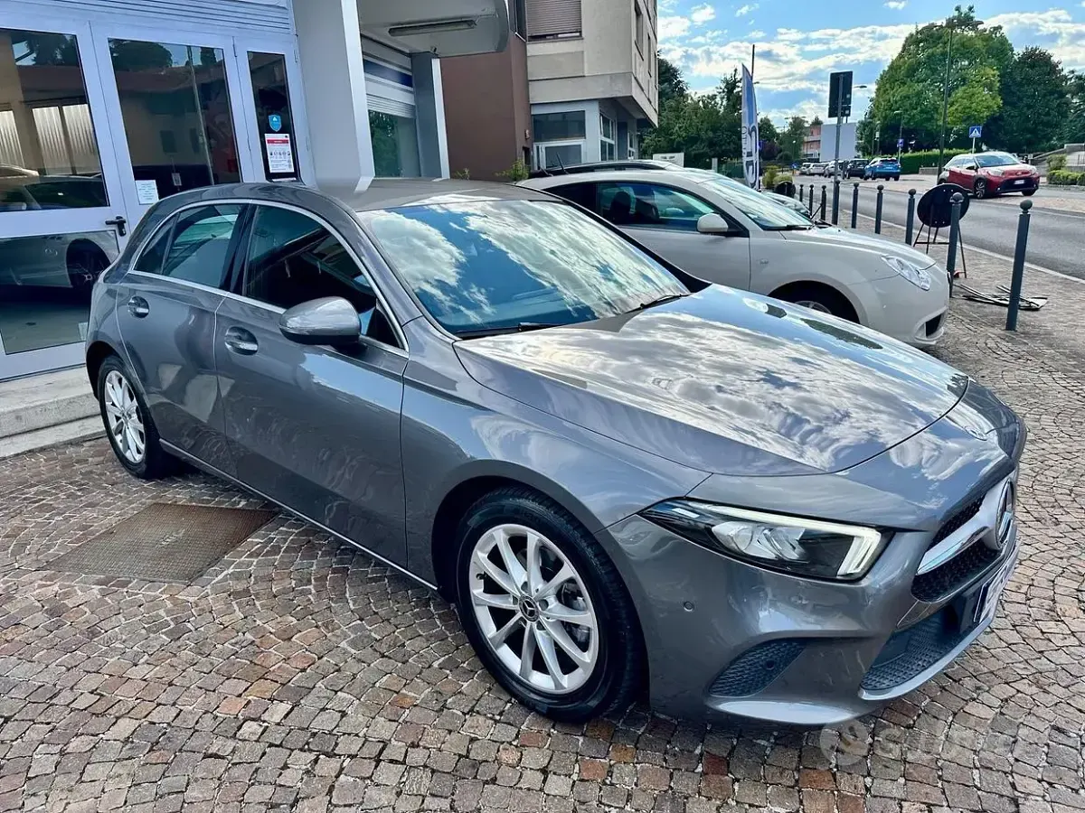 Usata Mercedes A180 116 CV (85 kW) 2019 Grigio Berlina