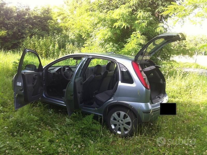 Usata Opel Corsa 58 CV (42 kW) 2004 Grigio Berlina