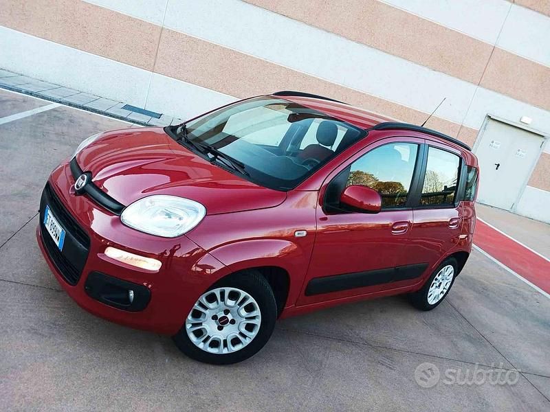 Usata Fiat Panda Lounge 69 CV (50 kW) 2014 Rosso Utilitaria