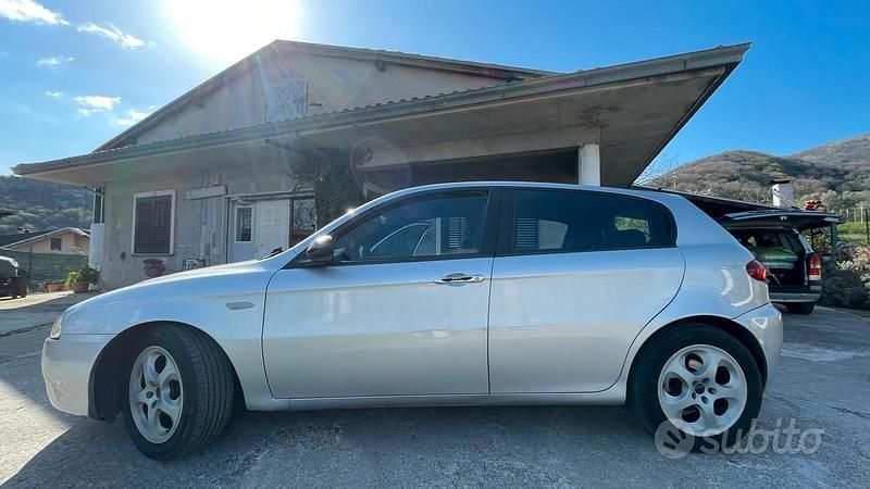 Usata Alfa Romeo 147 120 CV (88 kW) 2005 Grigio Utilitaria