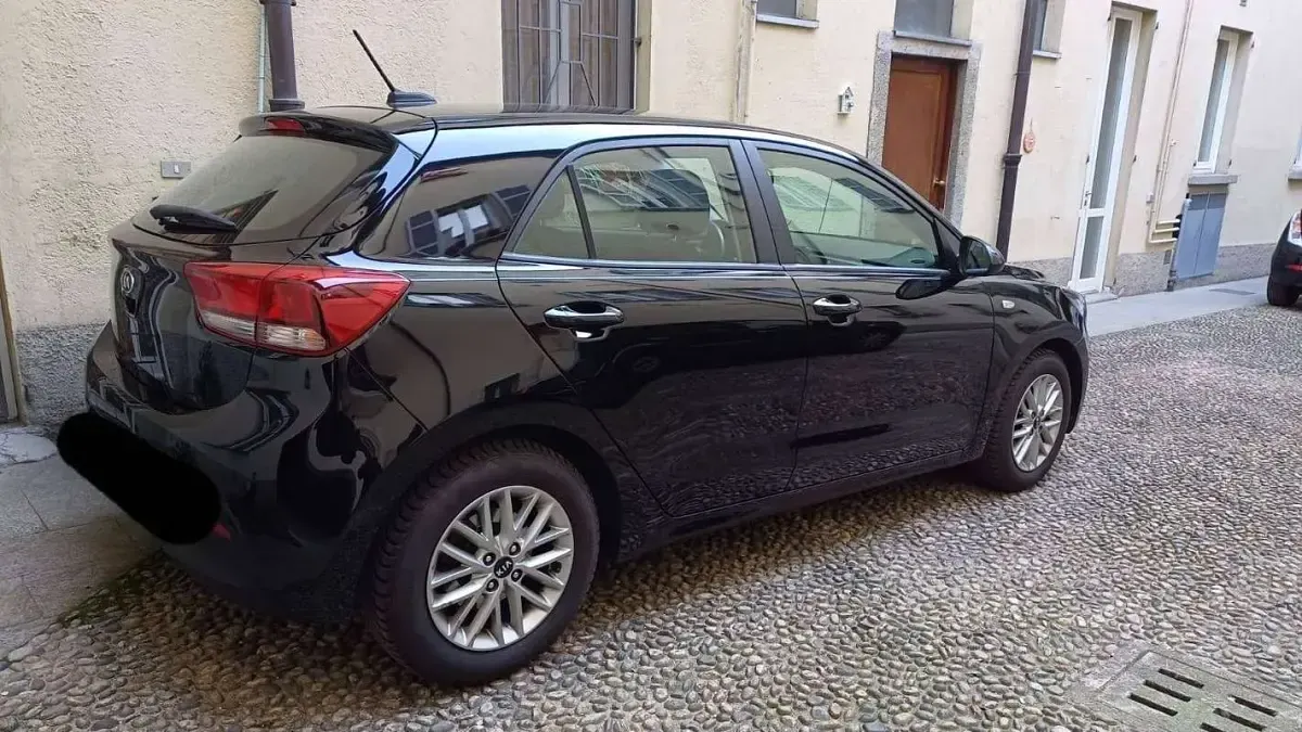 Usata Kia Rio 84 CV (61 kW) 2019 Nero Berlina