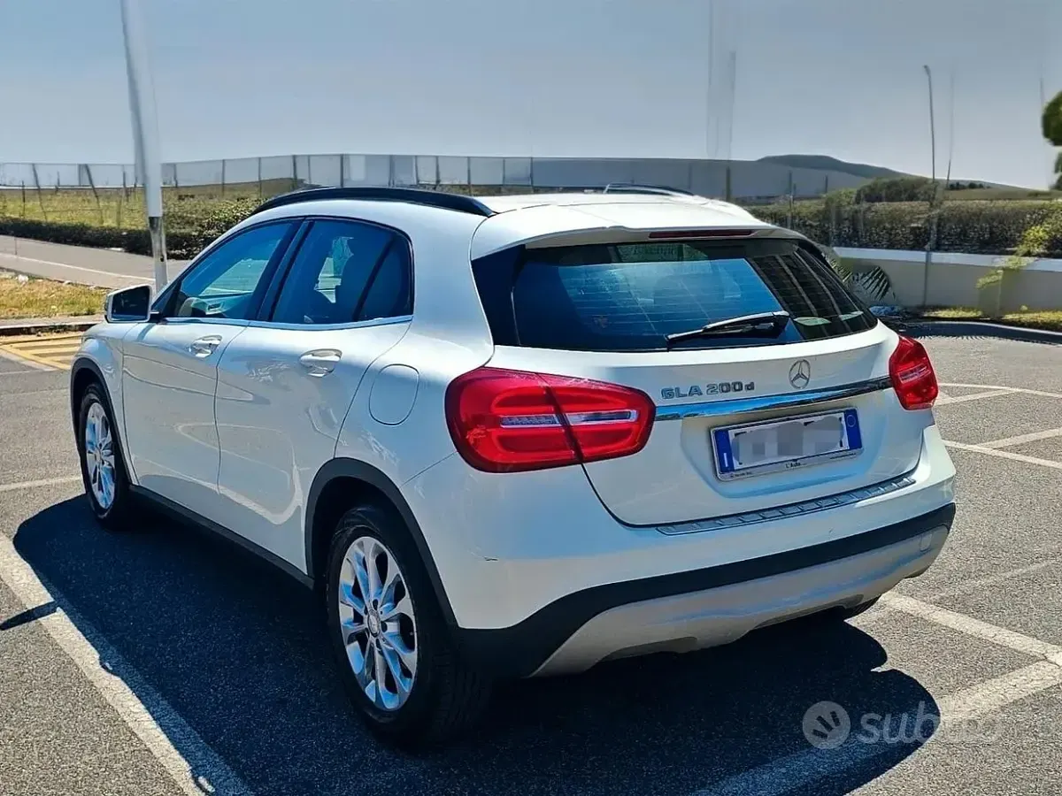 Usata Mercedes GLA200 Executive 136 CV (100 kW) 2017 Bianco SUV