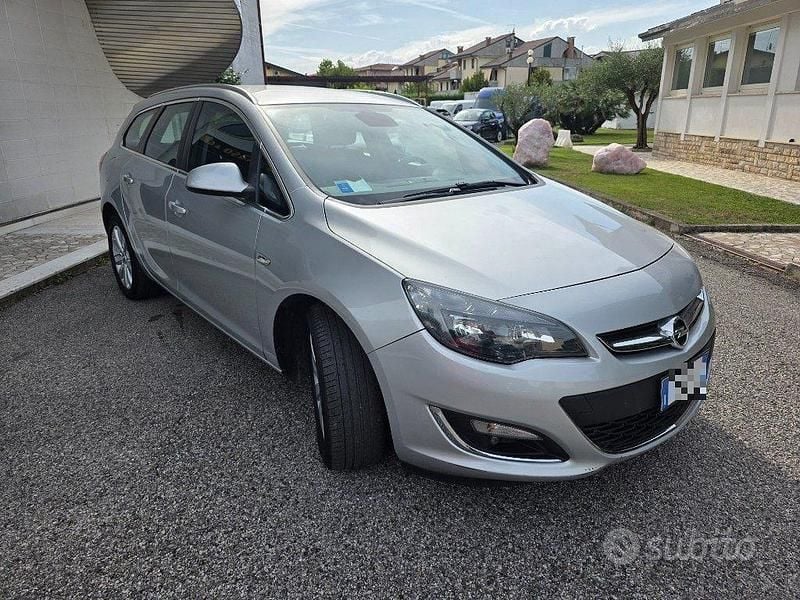 Usata Opel Astra Cosmo 110 CV (80 kW) 2015 Grigio pastello Station wagon