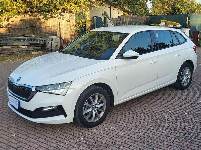 Usata Skoda Scala Ambition 95 CV (69 kW) 2021 Bianco Utilitaria
