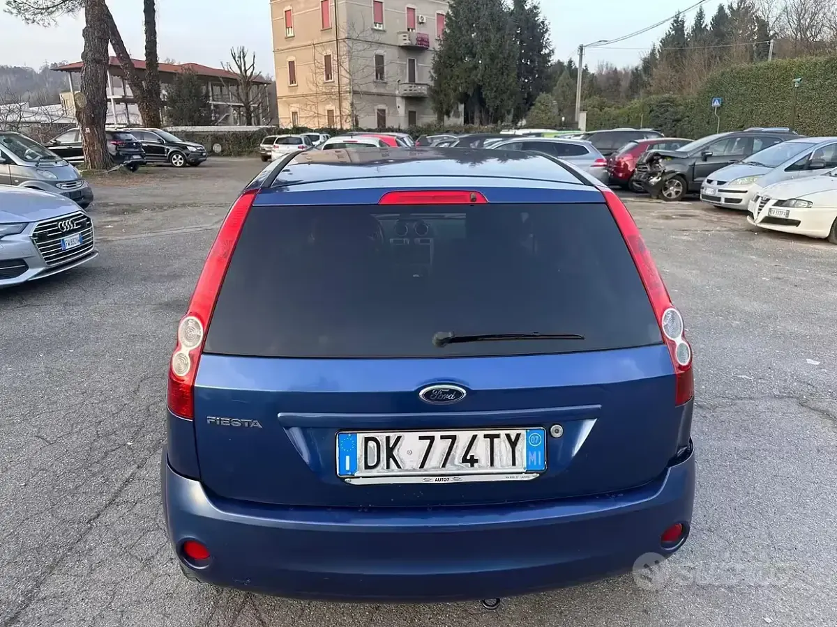 Usata Ford Fiesta Titanium 75 CV (55 kW) 2007 Blu Utilitaria