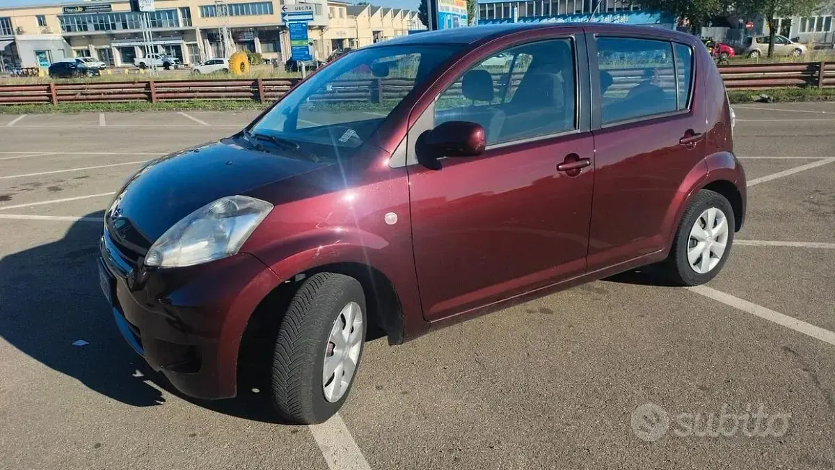 Usata Daihatsu Sirion HIRO 69 CV (50 kW) 2011 Rosso Utilitaria