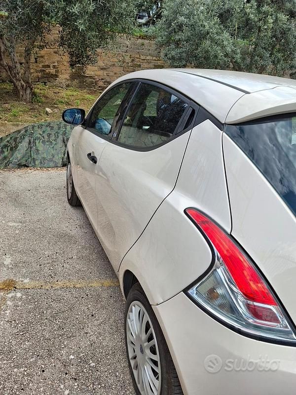 Usata Lancia Ypsilon 69 CV (50 kW) 2018 Bianco Utilitaria