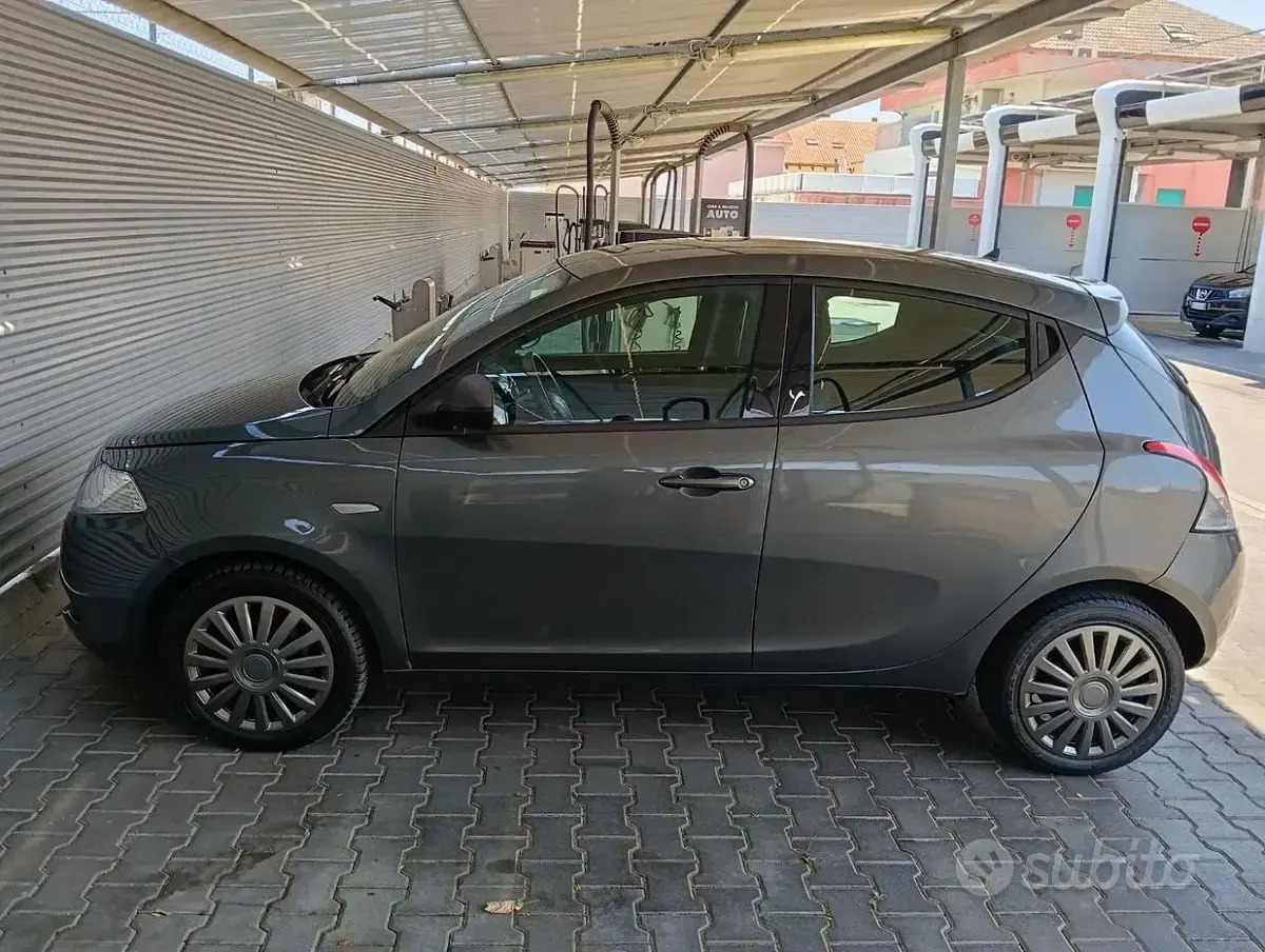 Usata Lancia Ypsilon 69 CV (50 kW) 2014 Giallo Utilitaria