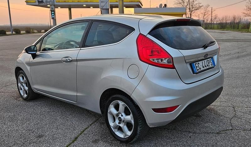 Usata Ford Fiesta 92 CV (67 kW) 2010 Argento Utilitaria