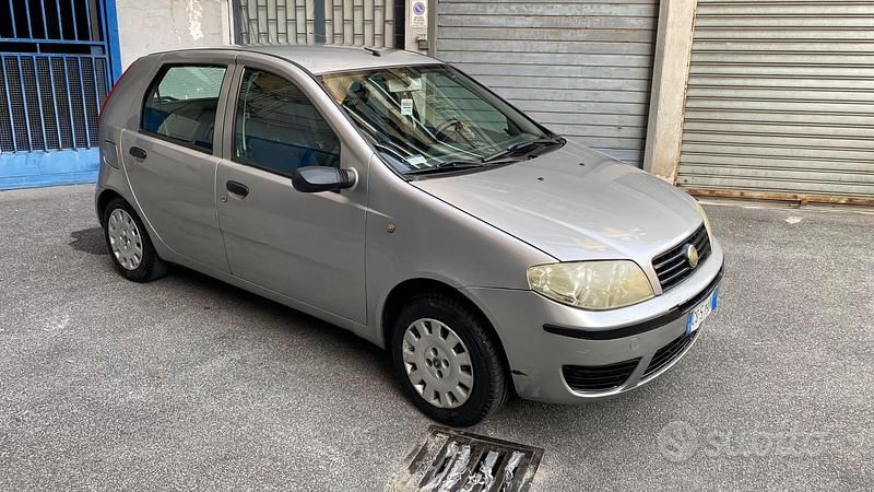 Grigio Usata 2004 Fiat Punto Tre volumi | 1500 € (Buon prezzo) - Immagine 1/4