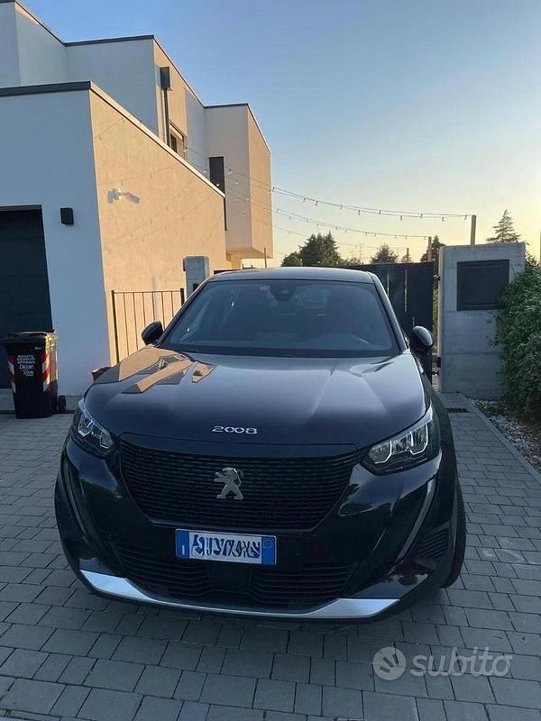 Usata Peugeot e-2008 Active 100 kW (136 CV) 2023 Nero SUV