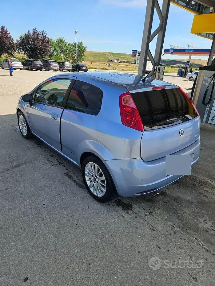 Usata Fiat Grande Punto 90 CV (66 kW) 2005 Bluazzurro Utilitaria
