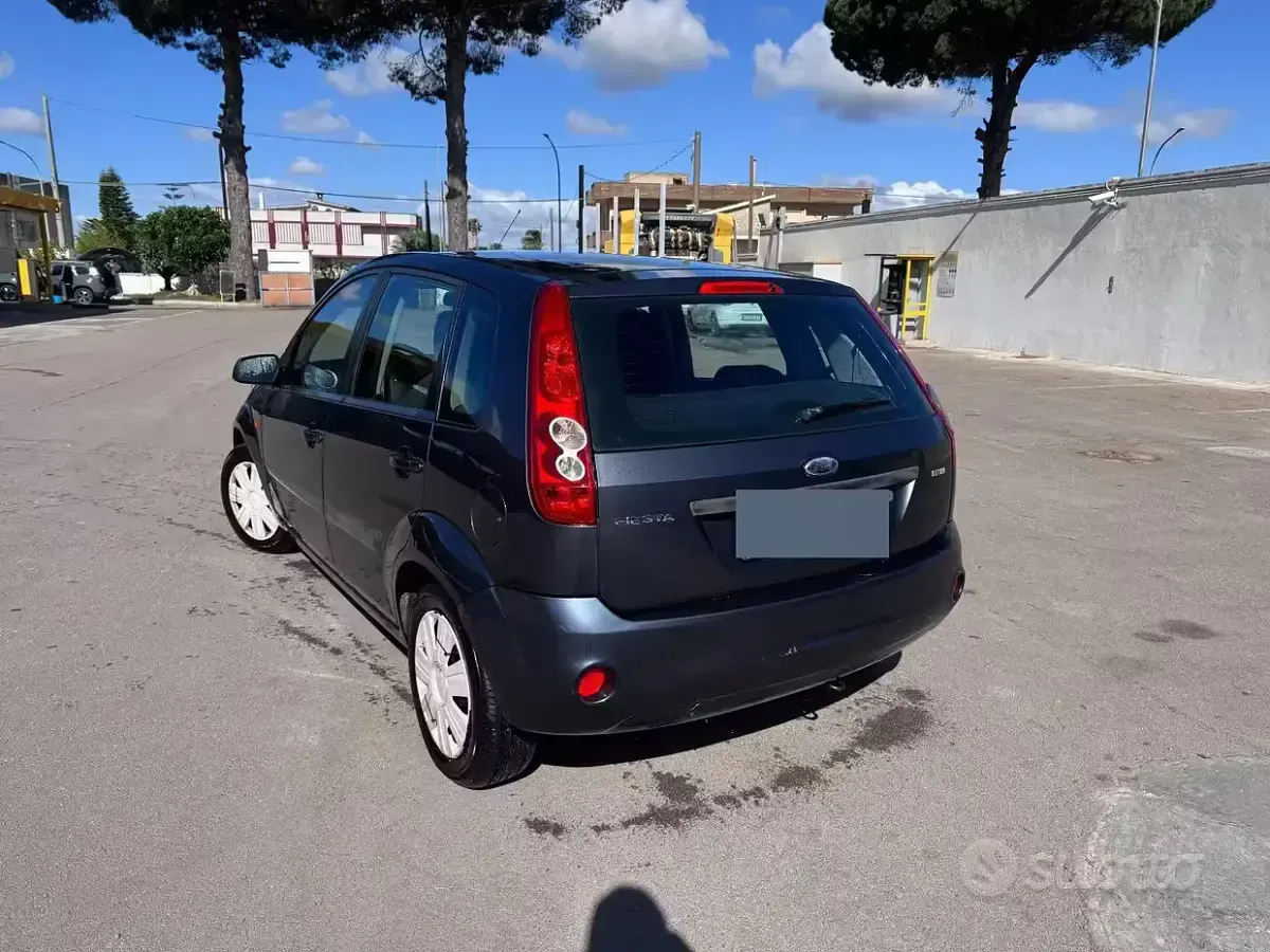 Usata Ford Fiesta 68 CV (50 kW) 2006 Grigio Utilitaria