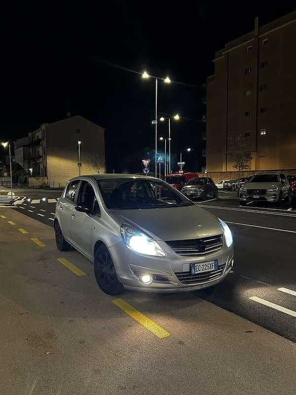 Usata Opel Corsa Edition 95 CV (69 kW) 2010 Grigio Utilitaria