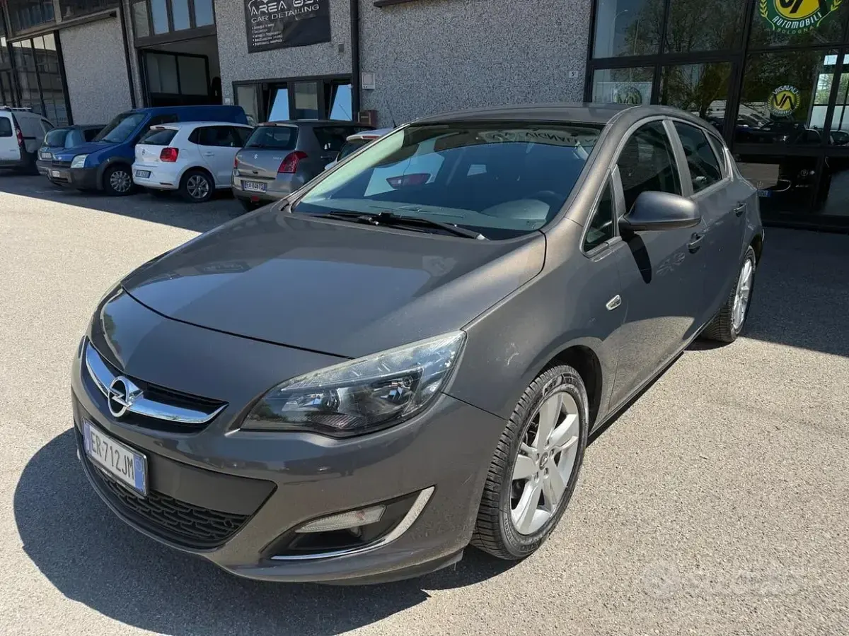 Usata Opel Astra Cosmo 110 CV (80 kW) 2013 Grigio Berlina