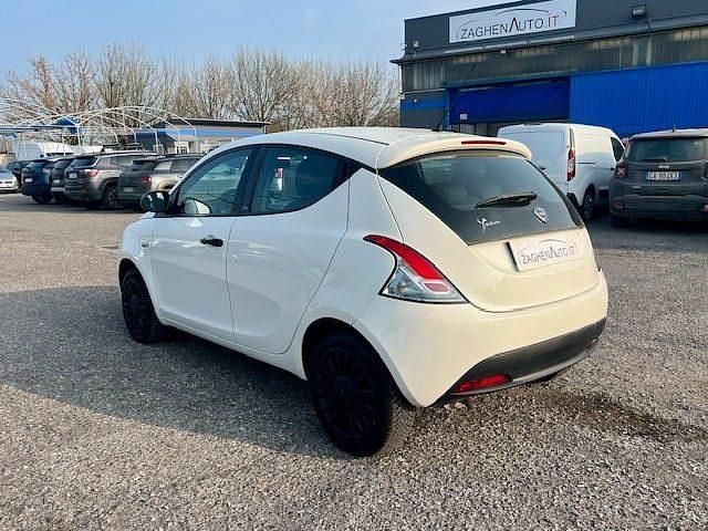 Usata Lancia Ypsilon S 69 CV (50 kW) 2019 Bianco