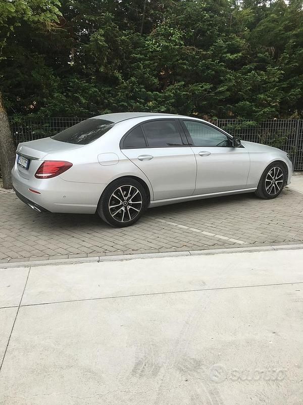Usata Mercedes E220 194 CV (142 kW) 2019 Grigio Berlina