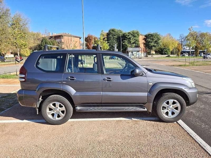 Usata Toyota Land Cruiser 173 CV (127 kW) 2005 Grigio Station wagon