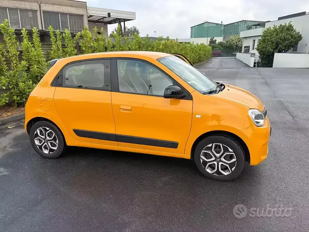 Usado Renault Twingo 65 CV (47 kW) 2023 Amarillo Utilitario