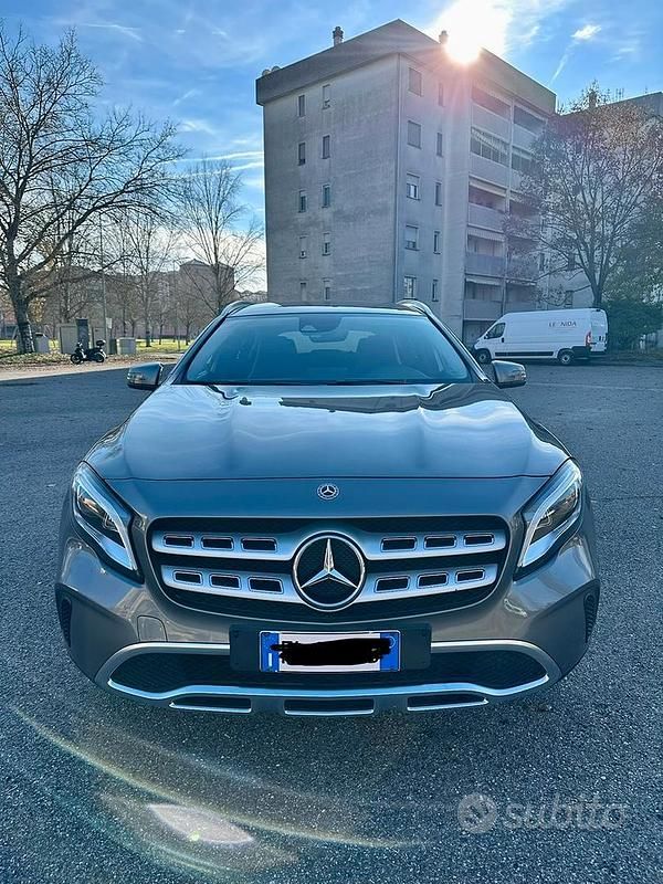 Usata Mercedes GLA200 136 CV (100 kW) 2017 Grigio SUV