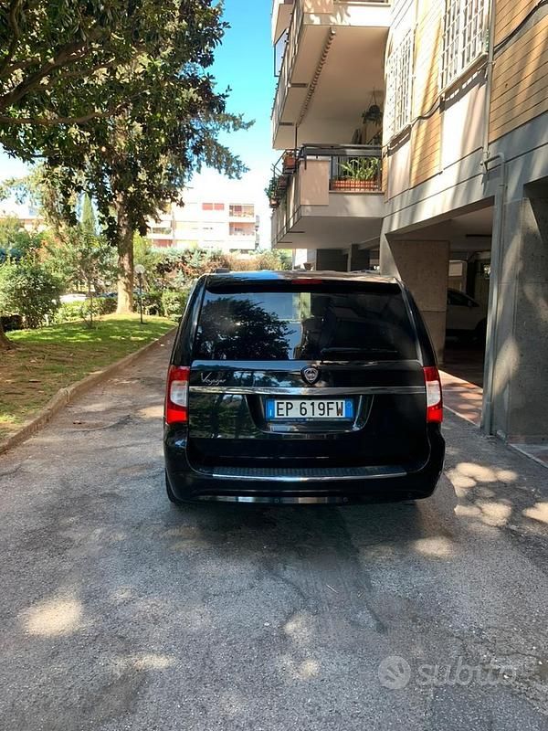 Nero Usata 2012 Lancia Voyager Monovolume | 8800 € (Cara) - Immagine 1/4