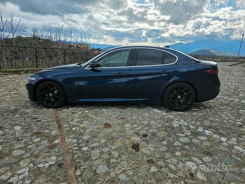 Usata Alfa Romeo Giulia 180 CV (132 kW) 2017 Blu Berlina