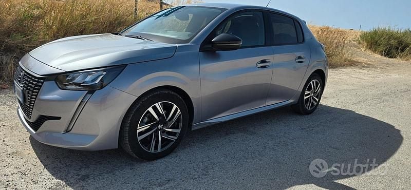 Usata Peugeot 208 Allure 102 CV (75 kW) 2023 Grigio Utilitaria