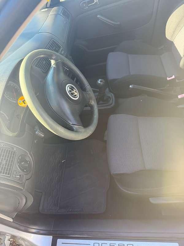 Usata VW Golf IV 101 CV (74 kW) 2004 Argento Berlina