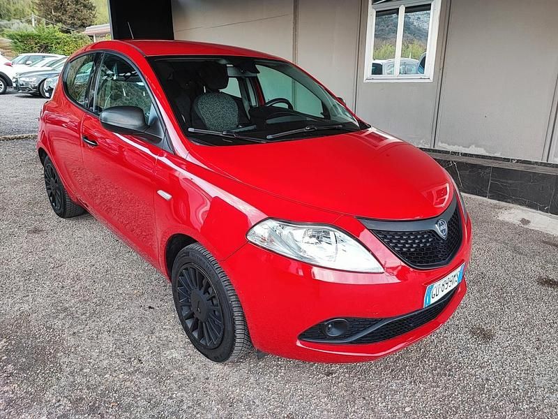 Usata Lancia Ypsilon Gold 69 CV (50 kW) 2021 Rosso Utilitaria