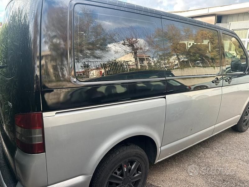 Usata VW Caravelle 102 CV (75 kW) 2007 Nero Furgone