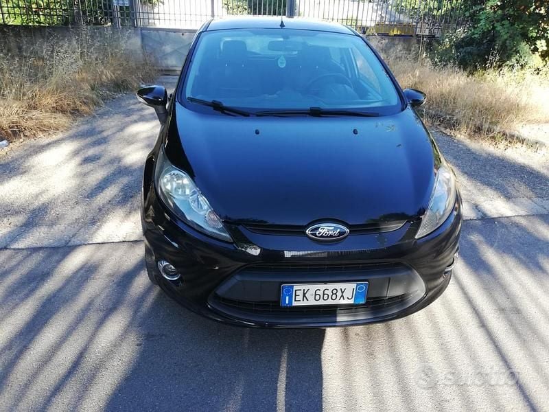 Usata Ford Fiesta 70 CV (51 kW) 2012 Nero Berlina