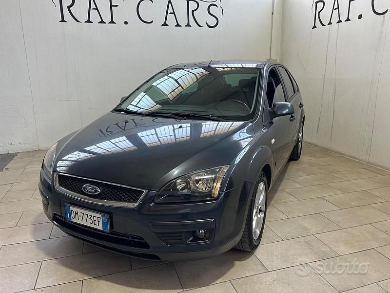 Käytetty Ford Focus 90 HP (66 kW) 2008 Harmaa Sedan