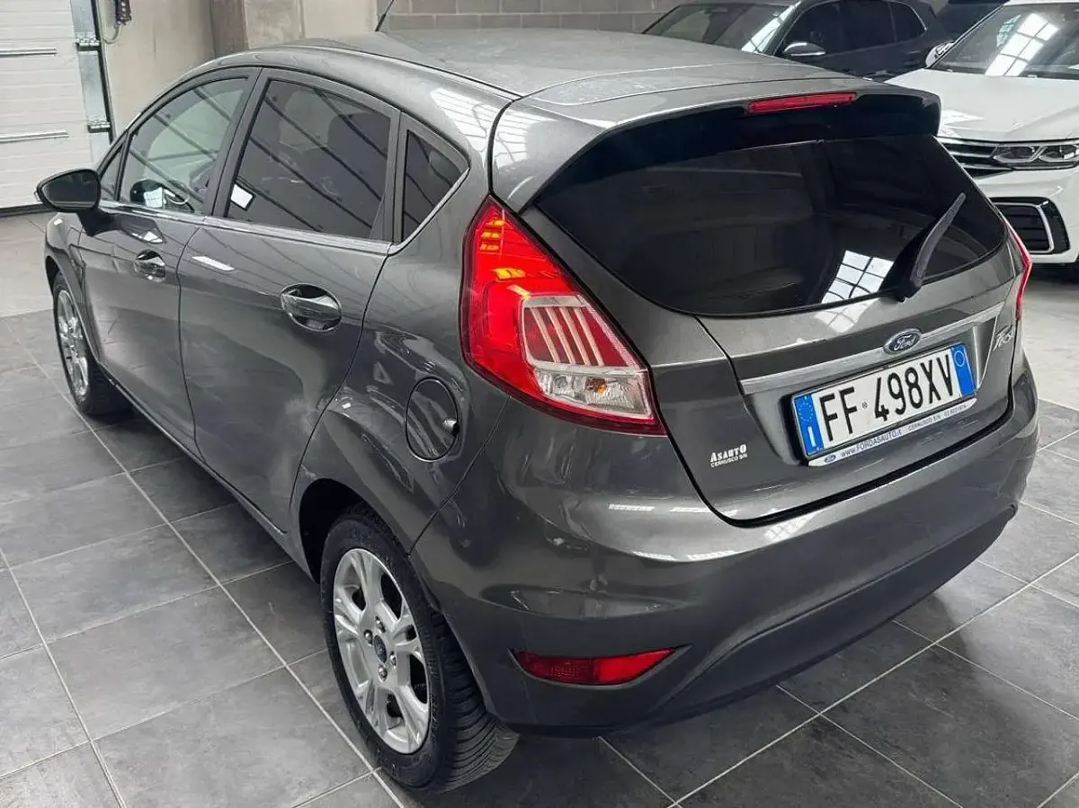 Usata Ford Fiesta Titanium 95 CV (69 kW) 2016 Grigio Utilitaria
