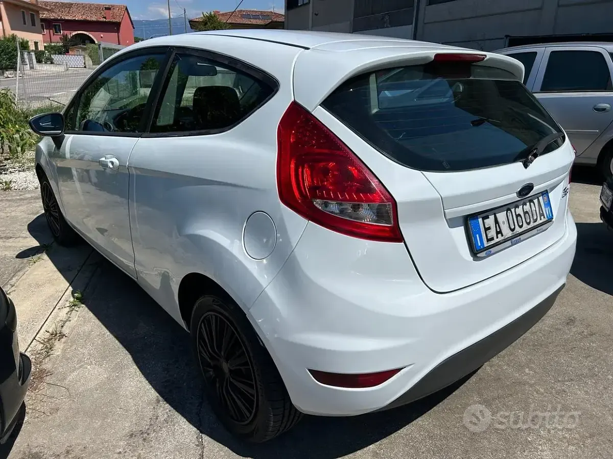 Usata Ford Fiesta 82 CV (60 kW) 2009 Bianco Berlina